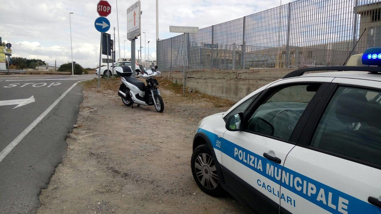 Senza patente, perché revocata, tampona un'auto e resta ferito