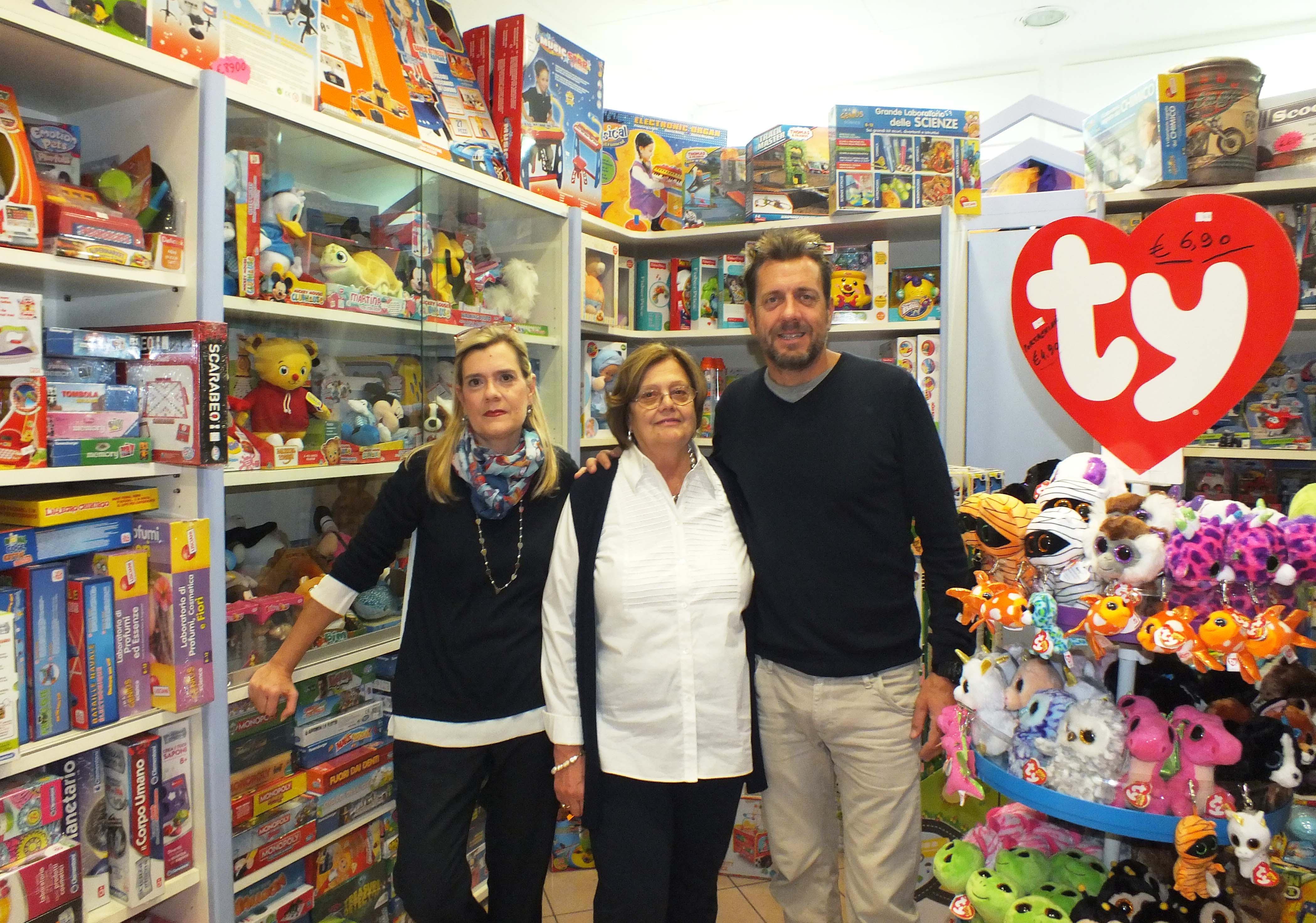 Paola Onesti al centro con i figli Cristina e Massimo nello storico negozio "Idealcasa" (foto Paolo Barlettani)