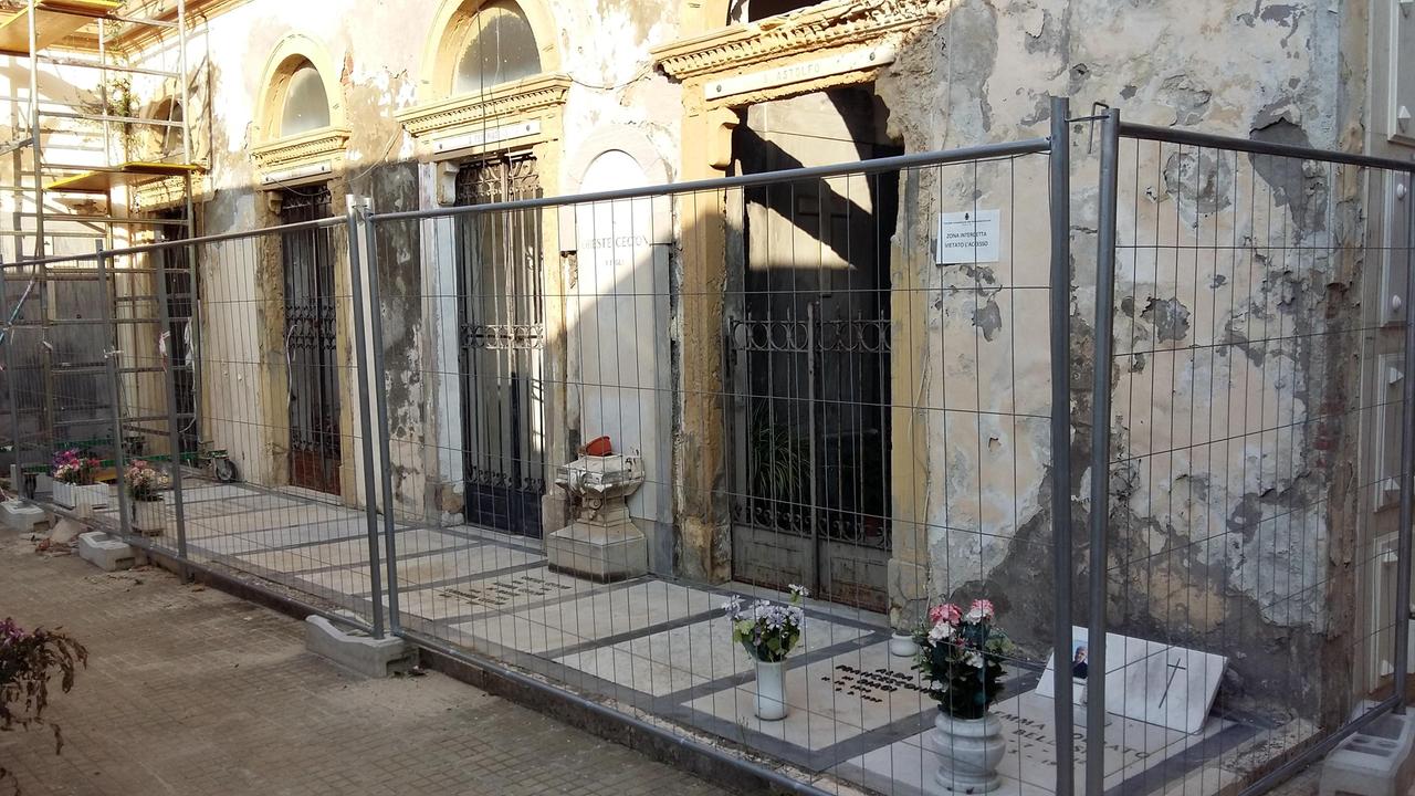 Al cimitero della Misericordia tombe ancora inaccessibili
