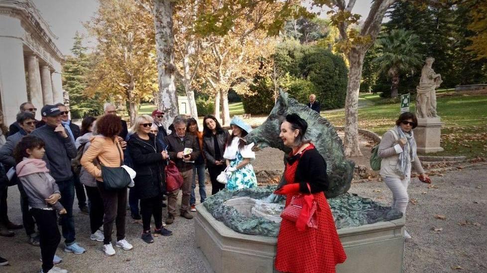 Visitatori al Tettuccio domenica scorsa accolti dagli “Angeli del bello” e dall’attrice Simona Vannelli