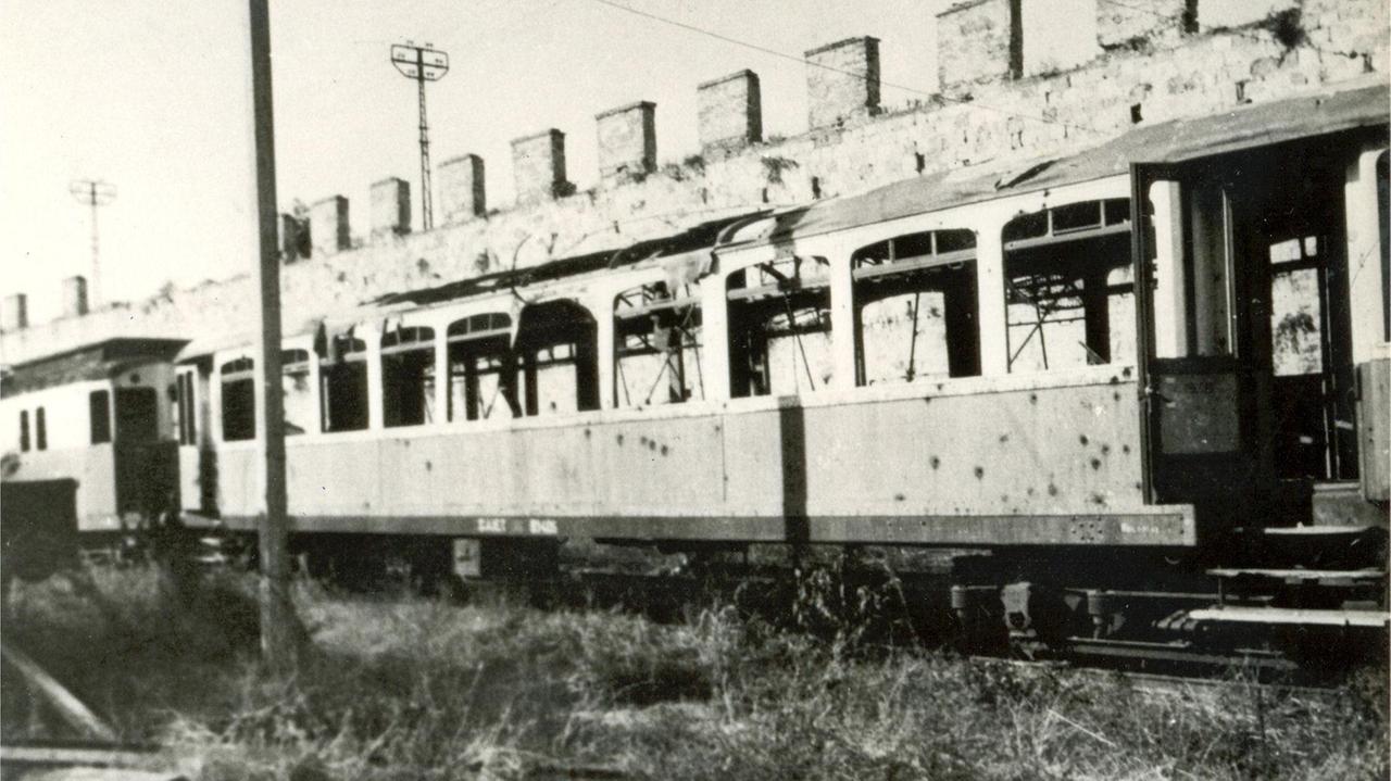 Un vagone del trammino mitragliato a ridosso delle mura