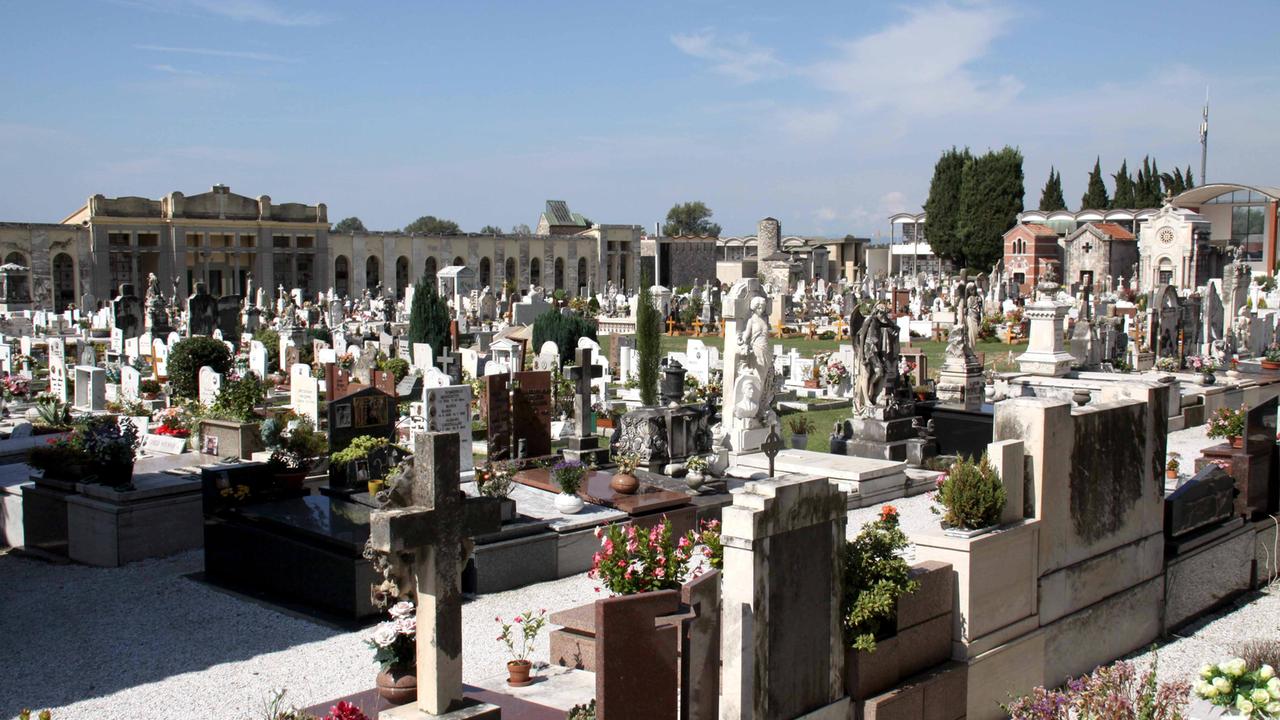 Furti e dispetti ai danni di chi va al cimitero