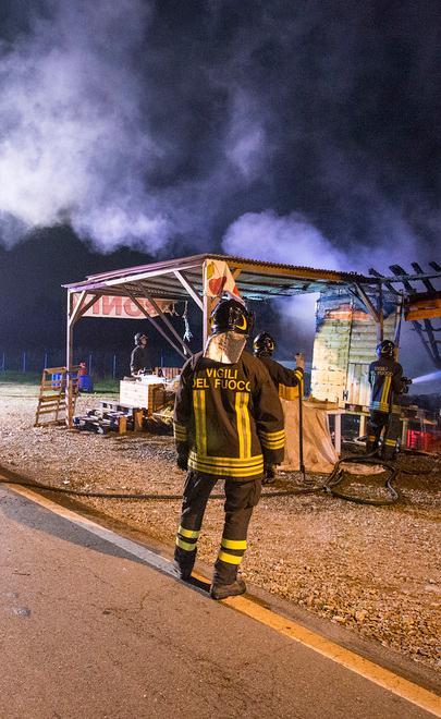 Dopo il chiosco, l’auto: incendi per perseguitarla a Modena
