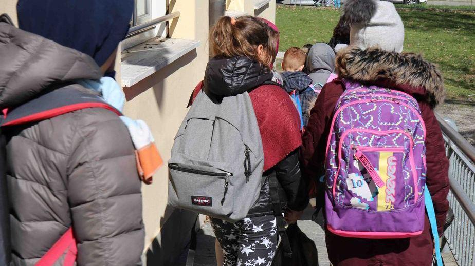 «I minori facciano da soli il tragitto da scuola a casa»