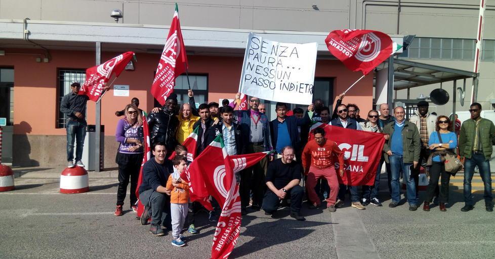 Un presidio dei lavoratori davanti al magazzino Conad