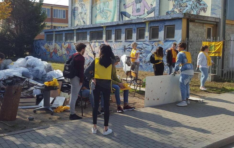 Studenti e migranti hanno ripulito la città dall’incuria 