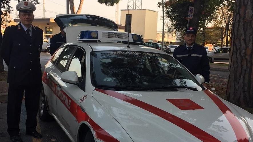 Vigili urbani e polizia in piazza Dante