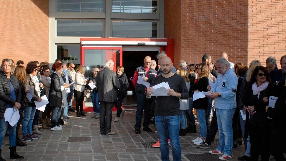 Volantinaggio davanti alla Coop