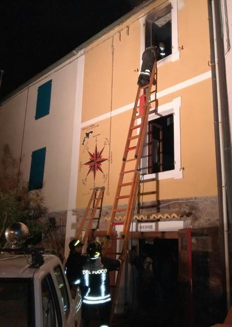Capraia, incendio nella camera di una palazzina