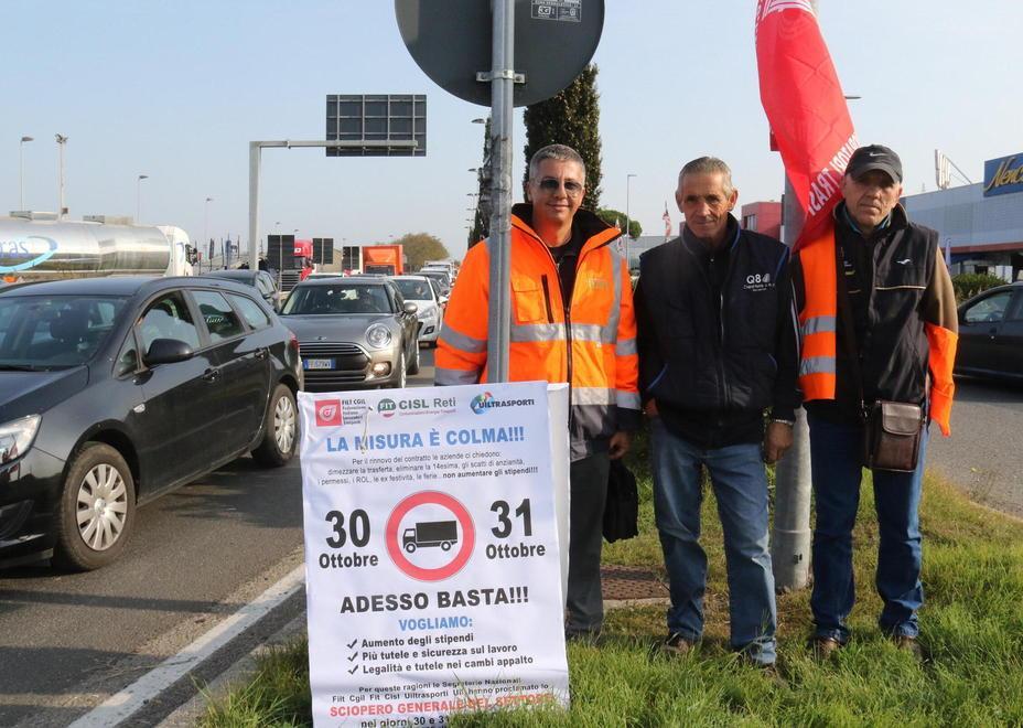 Autotrasportatori invadono l’Aurelia per il nuovo contratto 