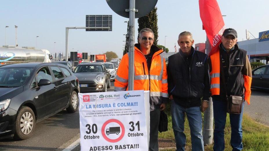 Autotrasportatori invadono l’Aurelia per il nuovo contratto
