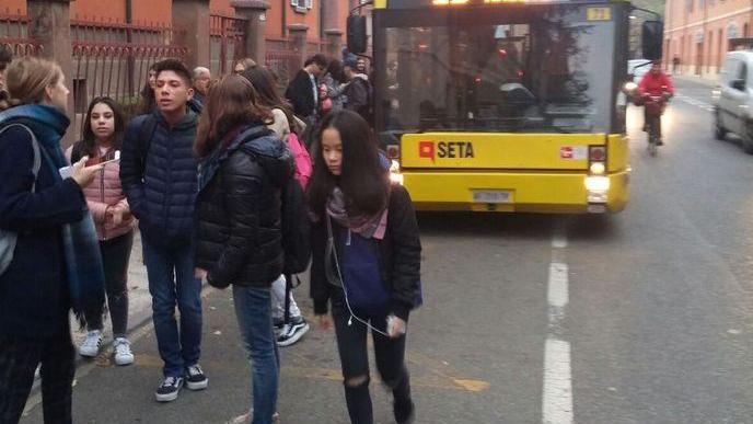 Scoppia manicotto, 70 studenti appiedati