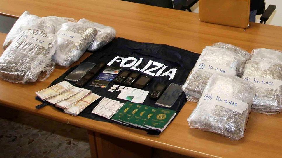 Fermata una coppia alla Mediopadana con 11 chili di droga