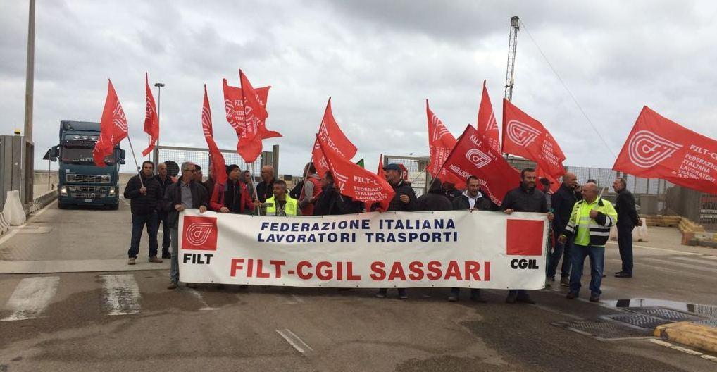 La protesta dei Tir blocca i porti sardi 