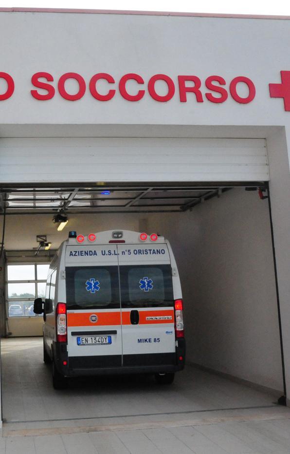 Cade dal tetto: grave un pensionato di 75 anni