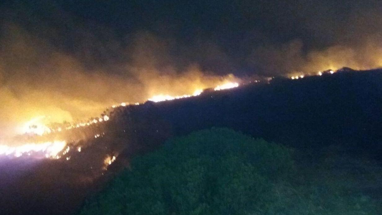 Una notte di fuoco nei campi tra Siris e Morgongiori