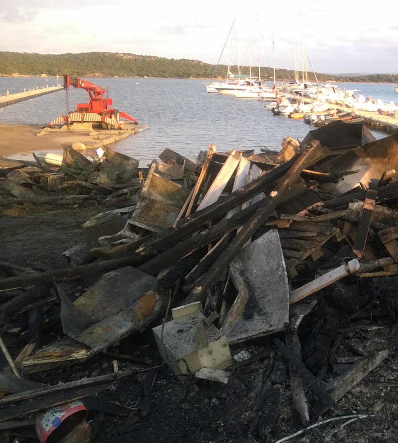 Distrutto da un incendio ristorante di Porto Pozzo 