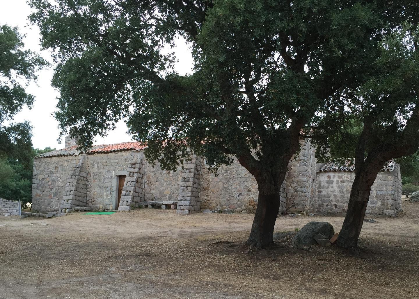 Caccia ai vandali della chiesetta 