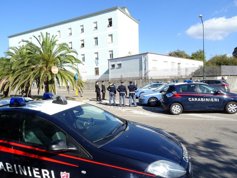 I carabinieri davanti al centro di accoglienza di Santa Maria di Pisa