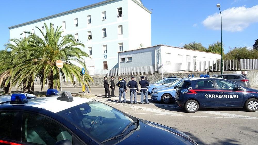 I carabinieri davanti al centro di accoglienza di Santa Maria di Pisa