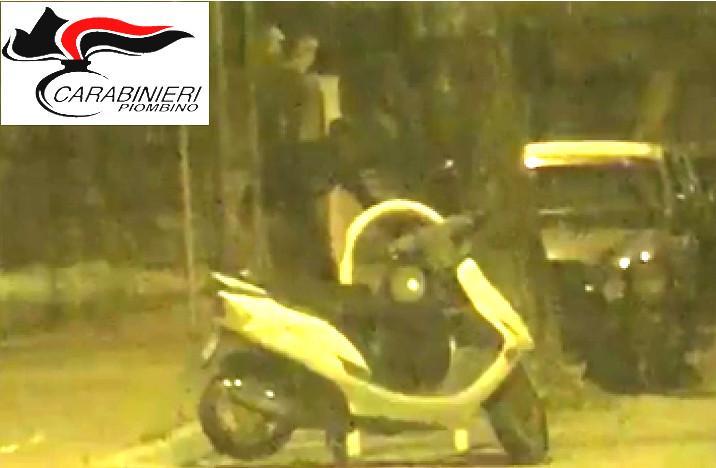 Un "frame" di un video di un cittadino in cui si vede il ladro che prova ad aprire un'auto