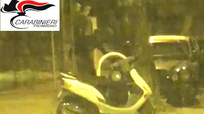 Un "frame" di un video di un cittadino in cui si vede il ladro che prova ad aprire un'auto