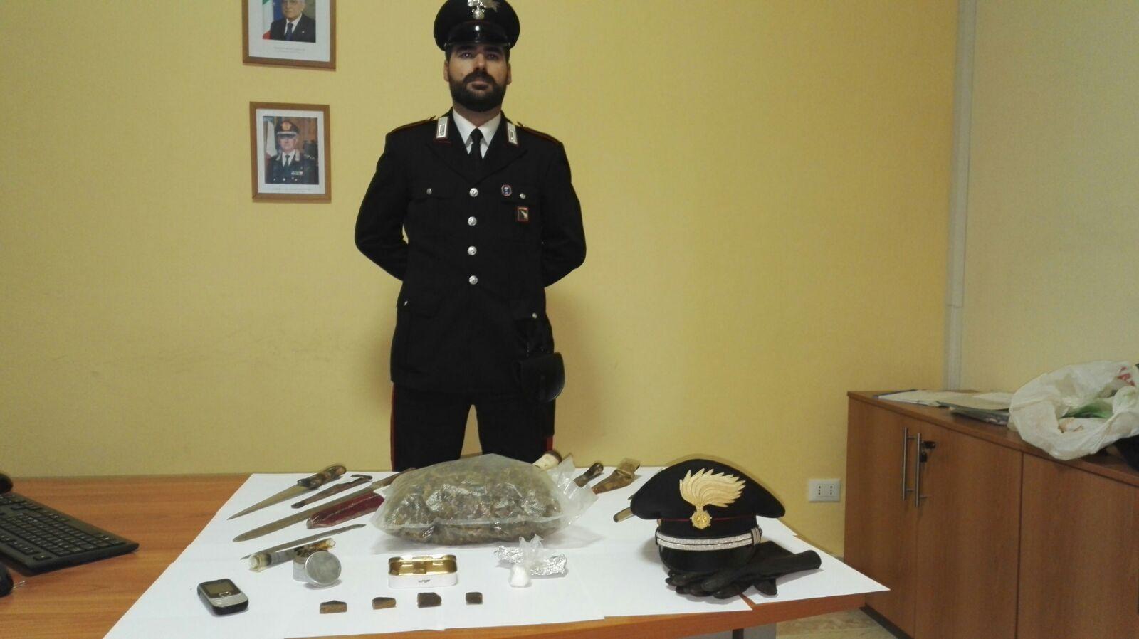 Mezzo chilo di droga, pugnali e un machete: arrestato un disoccupato ad Albinea