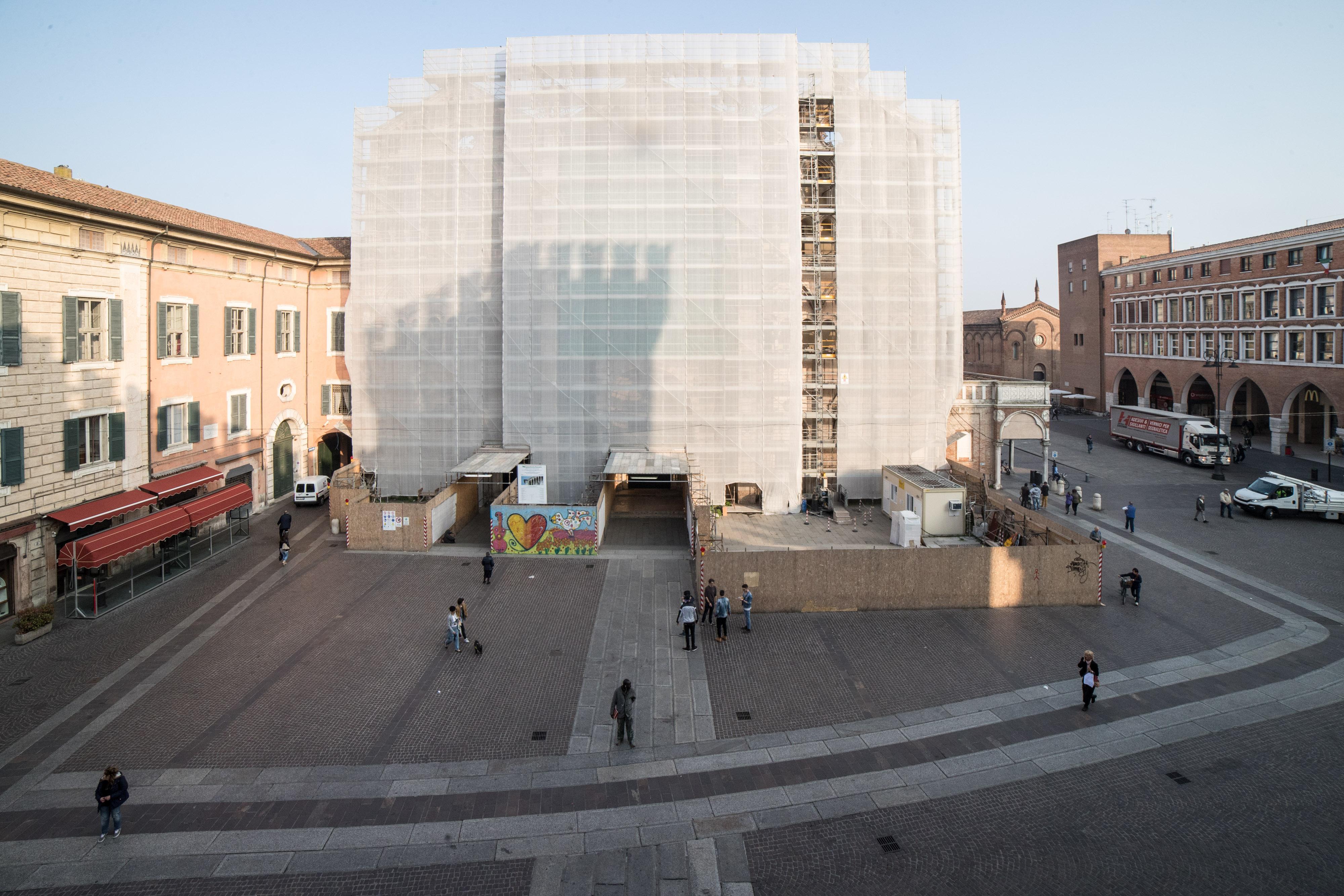 La facciata del Duomo di Ferrara