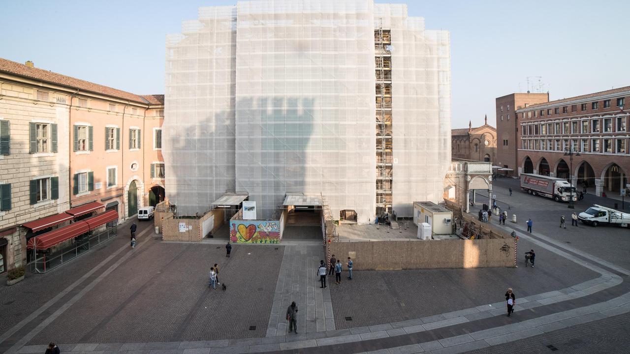 La facciata del Duomo di Ferrara
