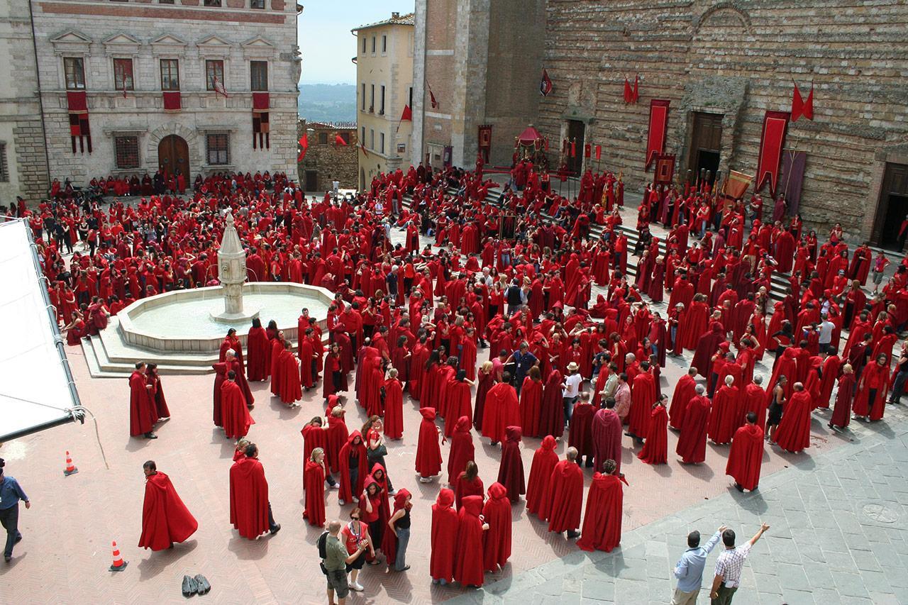Una scena corale con attori che indossano costumi rinascimentali  