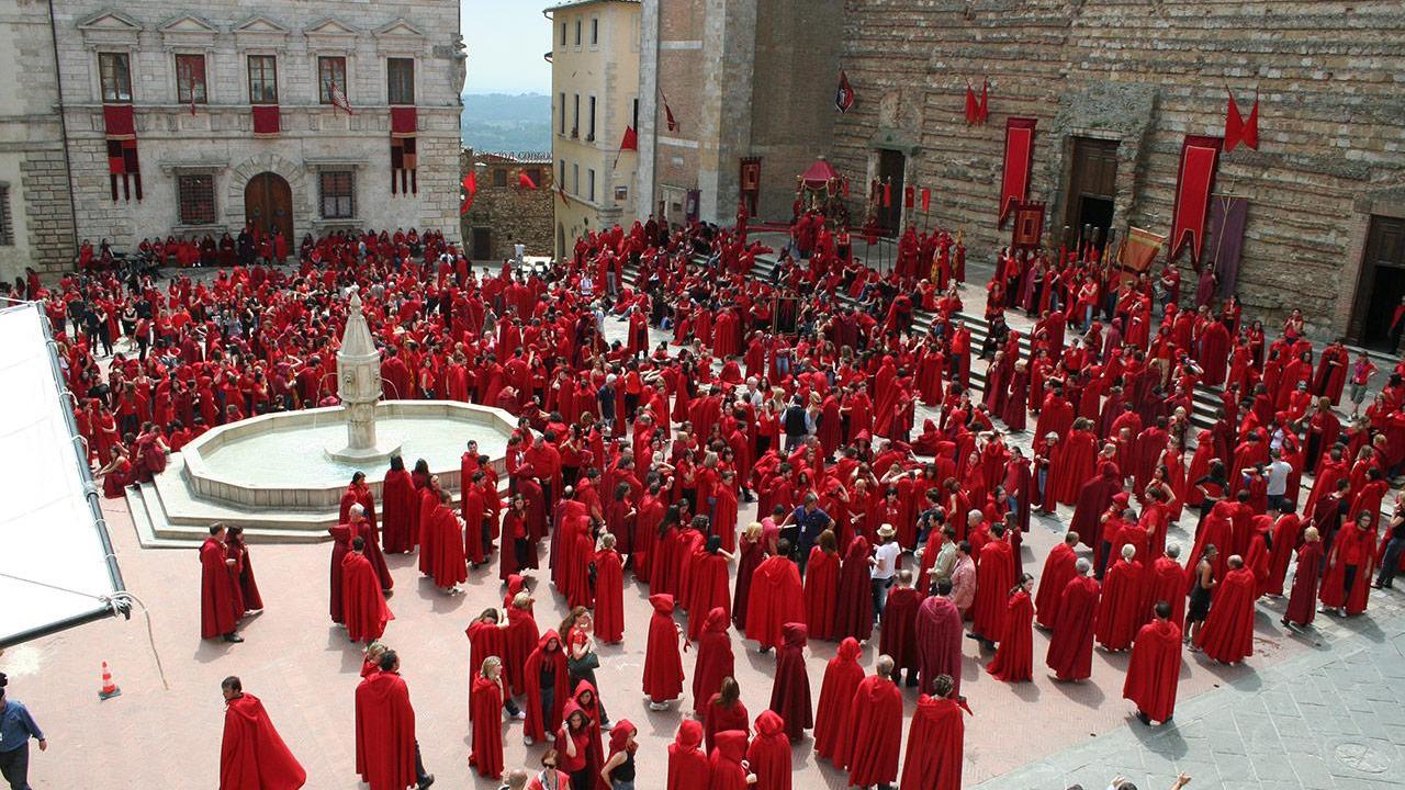 Una scena corale con attori che indossano costumi rinascimentali