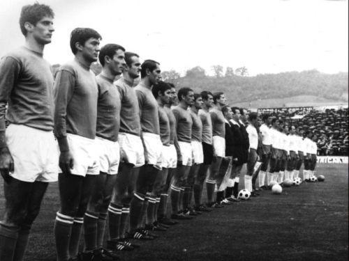 Le squadre in campo prima di Italia-Cipro del primo novembre 1967