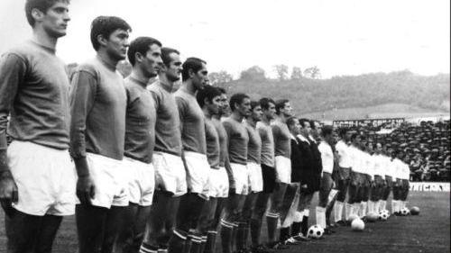 Le squadre in campo prima di Italia-Cipro del primo novembre 1967