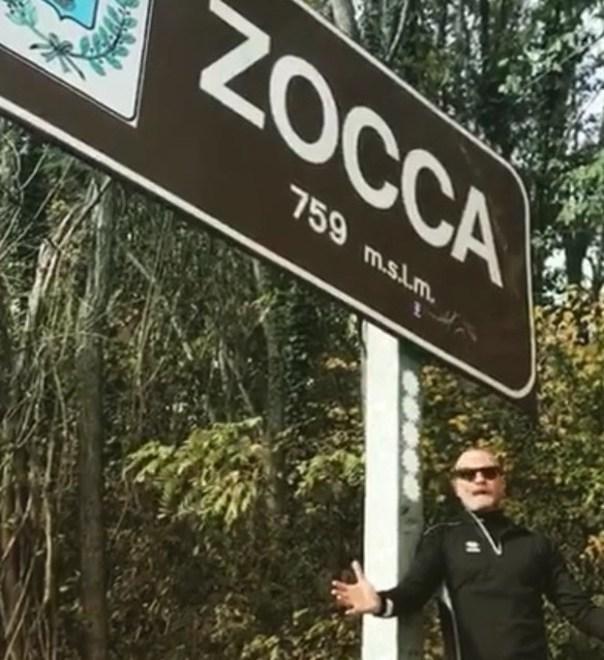 Antonacci in posa come i fans del Kom all’ingresso del paese