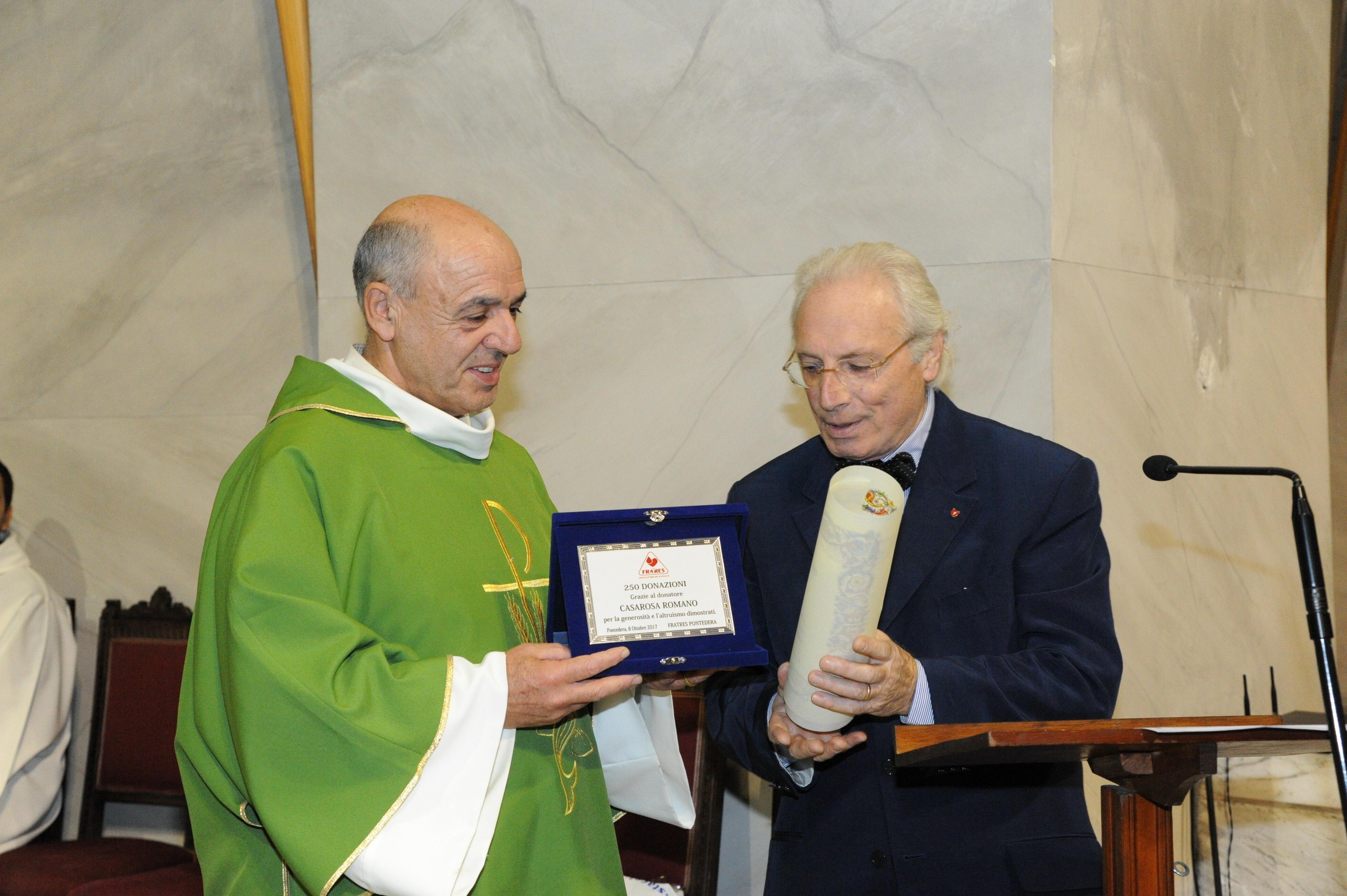 Romano Casarosa (a sinistra), insieme al presidente dei Fratres Pontedera Luigi Guido Conti 