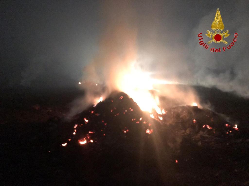Vigili del fuoco al lavoro per spegnere l'incendio al Lazzeretto