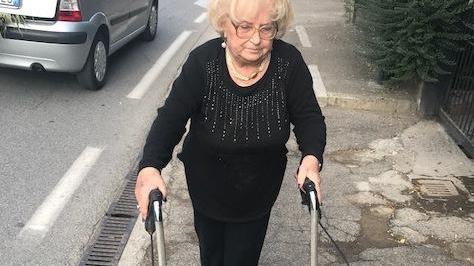 Marciapiede dissestato: l’odissea di un’anziana