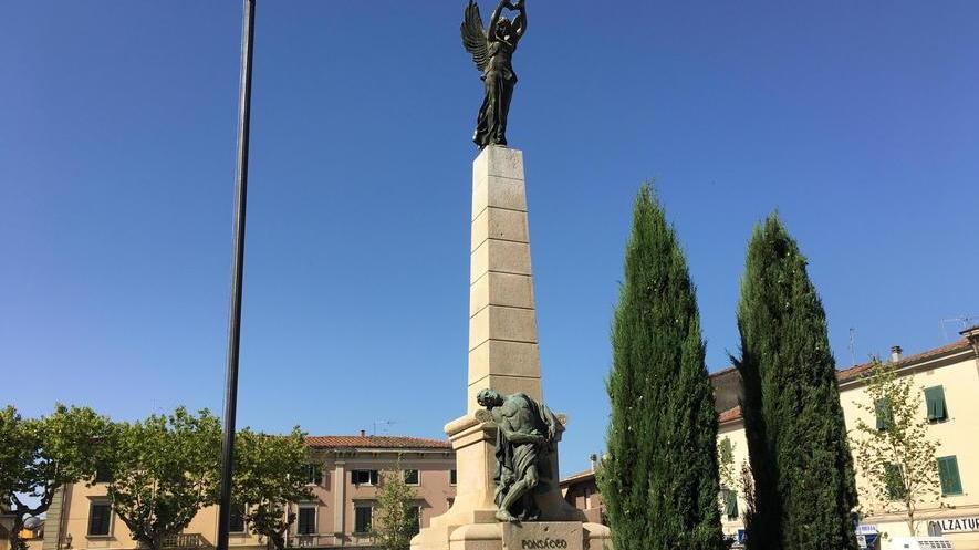 Nel mirino il monumento ai Caduti