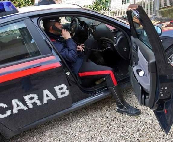 Botte in piazza, spunta un coltello 