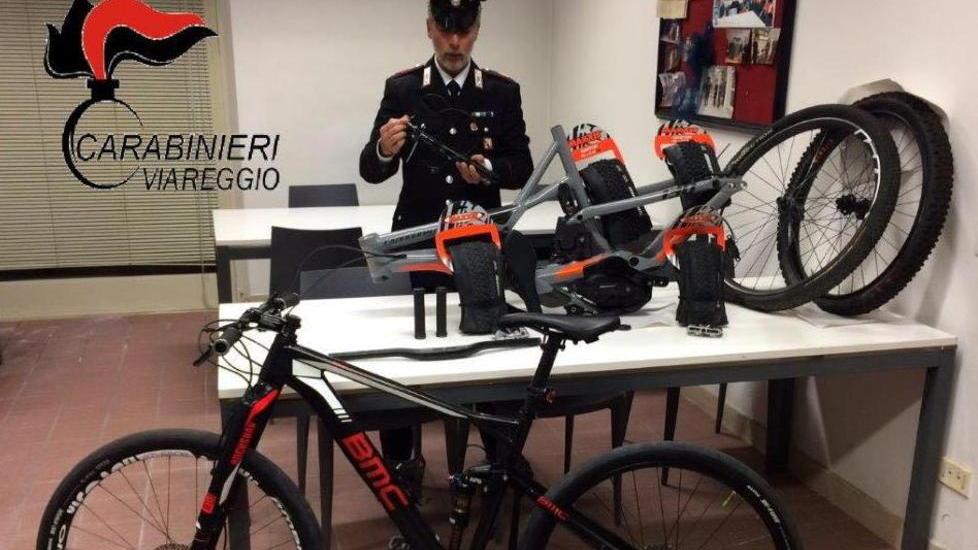 Rubava oro e biciclette di lusso, denunciato