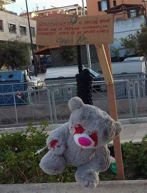Orso di peluche, macabro messaggio