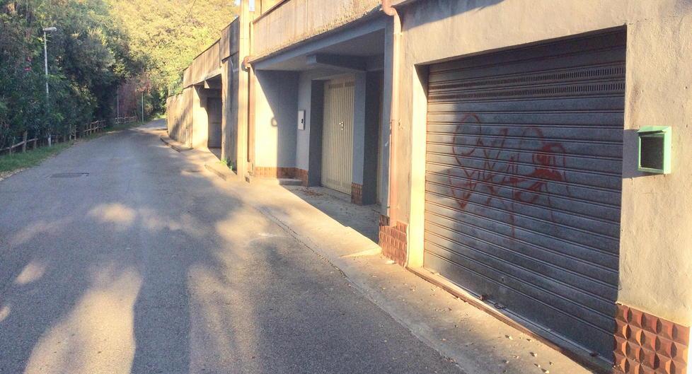 Imbrattano auto e muri con la vernice spray 