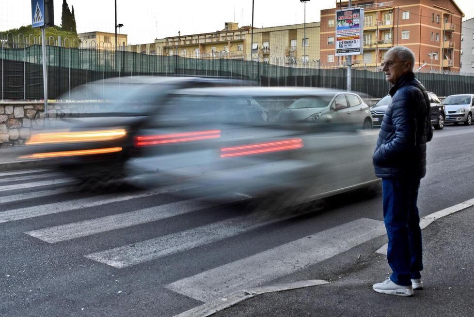 Ore 16: sosta selvaggia E i pedoni stanno al palo