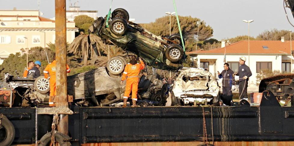 Dai fondali riemergono sei auto 