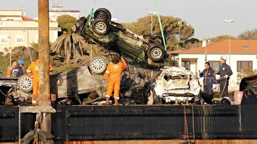 Dai fondali riemergono sei auto