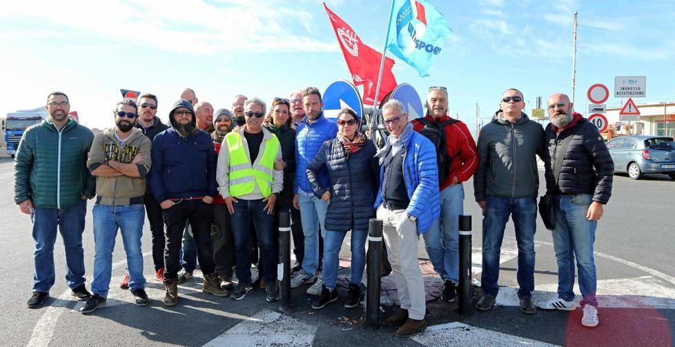 Decine di camion fermi alle entrate di porto e interporto 