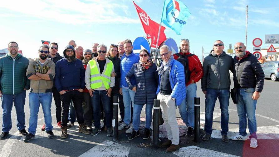 Decine di camion fermi alle entrate di porto e interporto