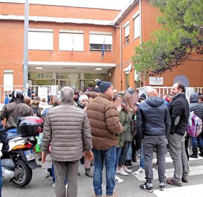 «A casa da soli no» E a Colle scoppia la protesta dei genitori 