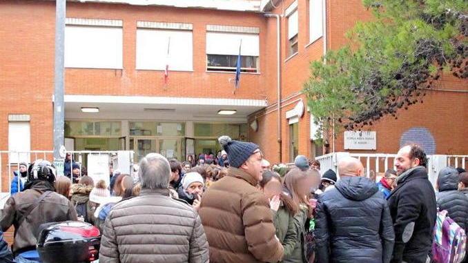 «A casa da soli no» E a Colle scoppia la protesta dei genitori