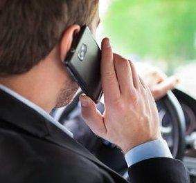 Auto, stop al telefonino selvaggio 